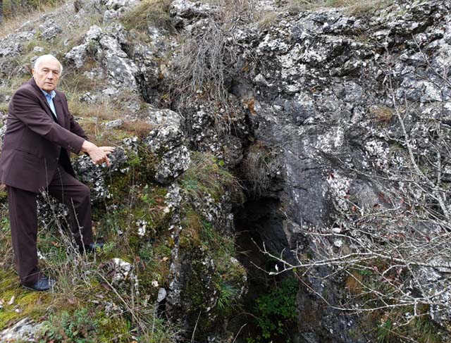 Molitva kod spomenika uz jamu Golubnjača na Ljubovu/Snimio Ivan Nekić                                                                                                                                                                                     